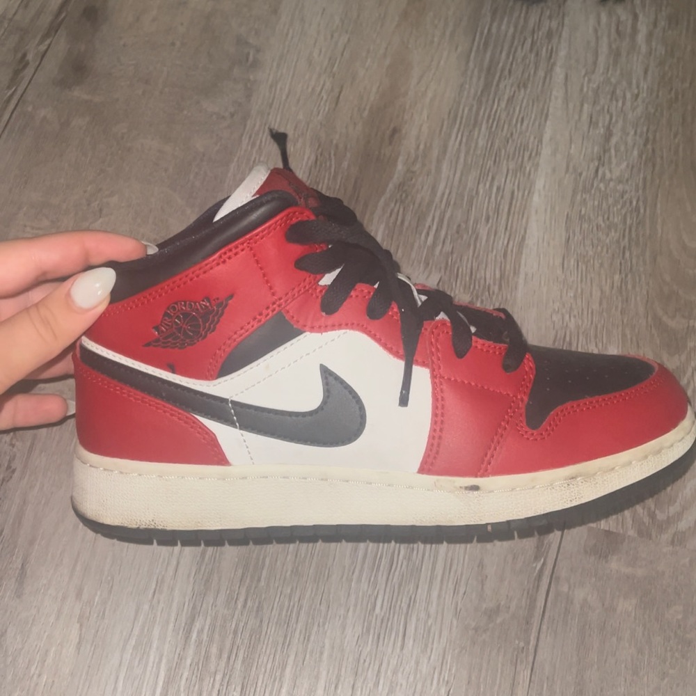 Air Jordan one mid Chicago black size 5 grade school